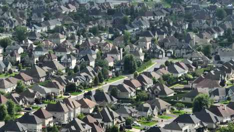 Vista-Aérea-De-Casas-En-Un-Denso-Suburbio-En-Montreal,-Quebec---Vivienda-Canadiense