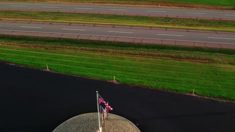 Der-Weiße-Bobtail-Truck-Wird-Auf-Der-Interstate-I-80-In-Indiana,-USA,-Fahren