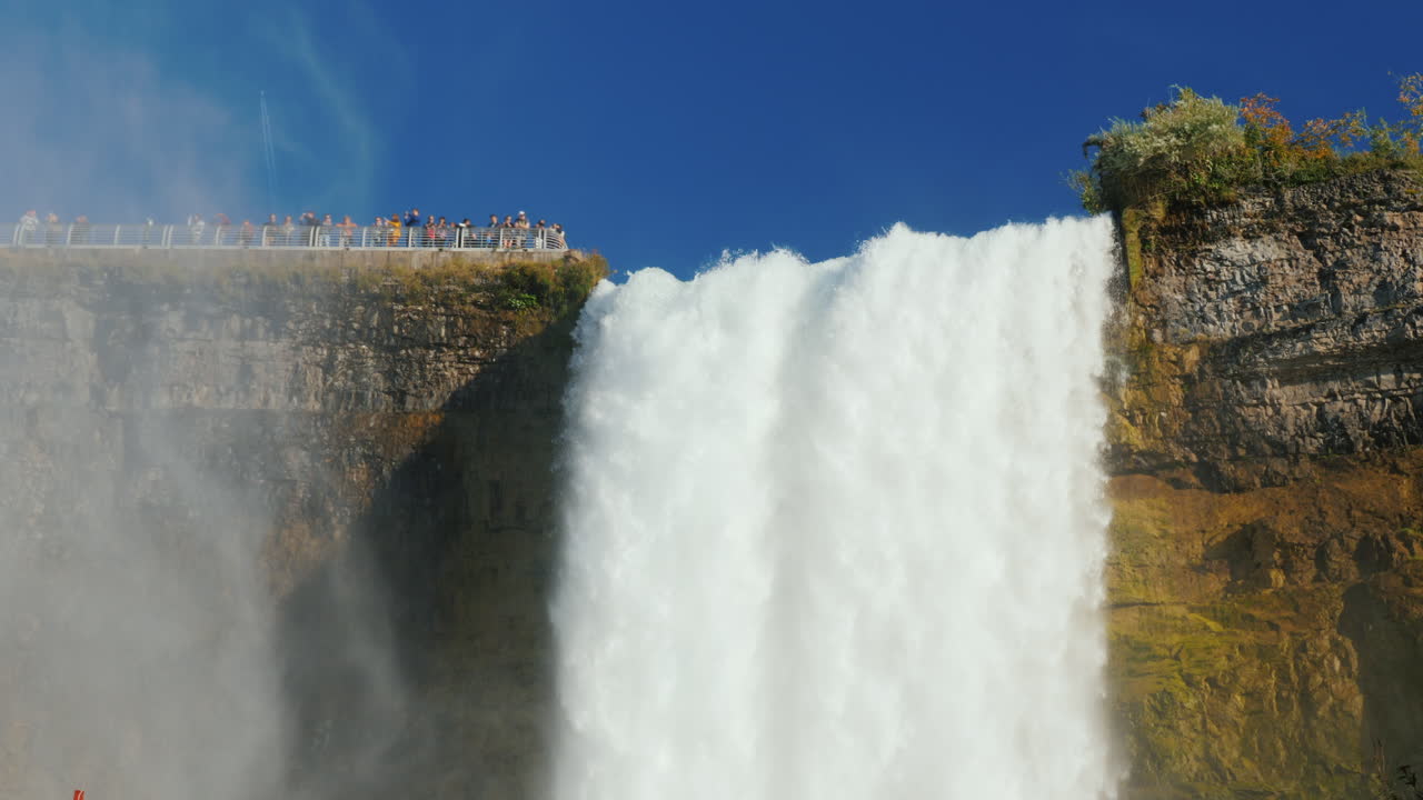 나이아가라 폭포 정상의 관광객