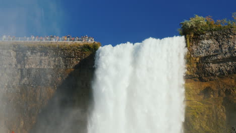 Touristen-An-Der-Spitze-Der-Niagarafälle