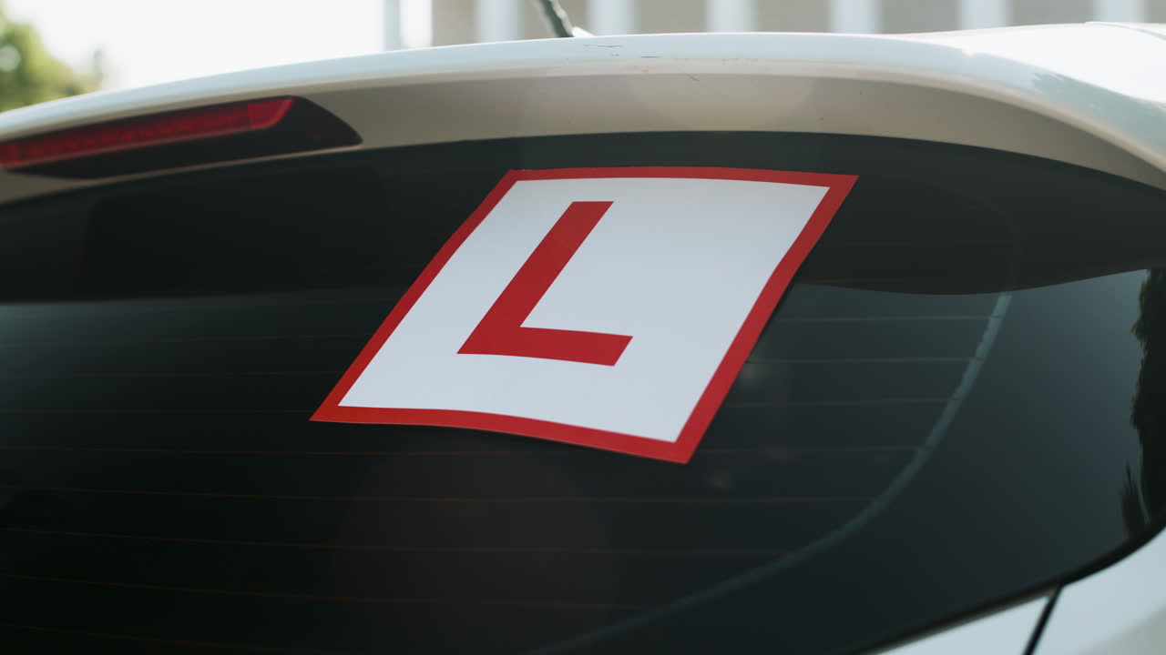 номерный знак в машине