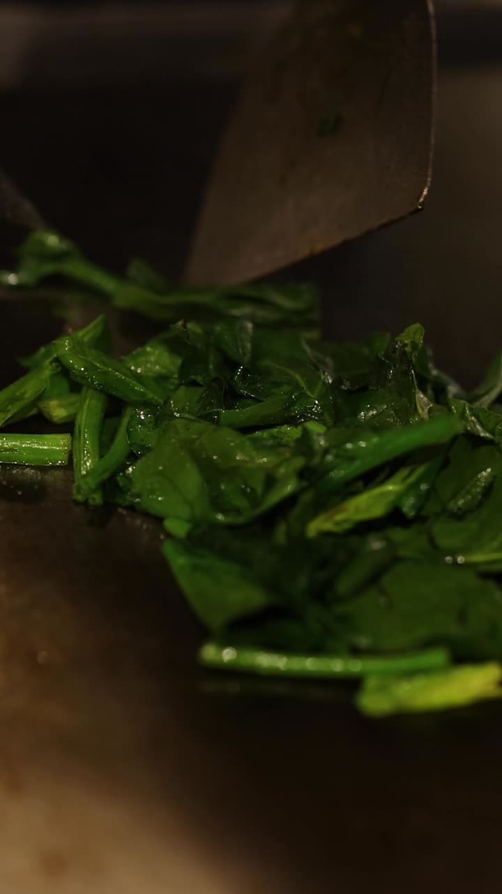 mezclar espinacas frescas en una sartén caliente