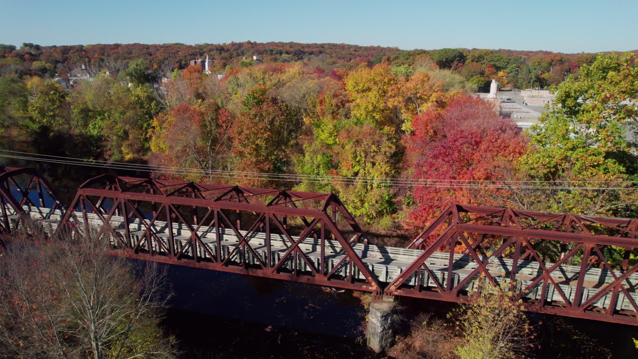 vuelo circular de aviones no tripulados sobre el puente de truss de sendero secundario sobre el río pawtuxet, west warwick