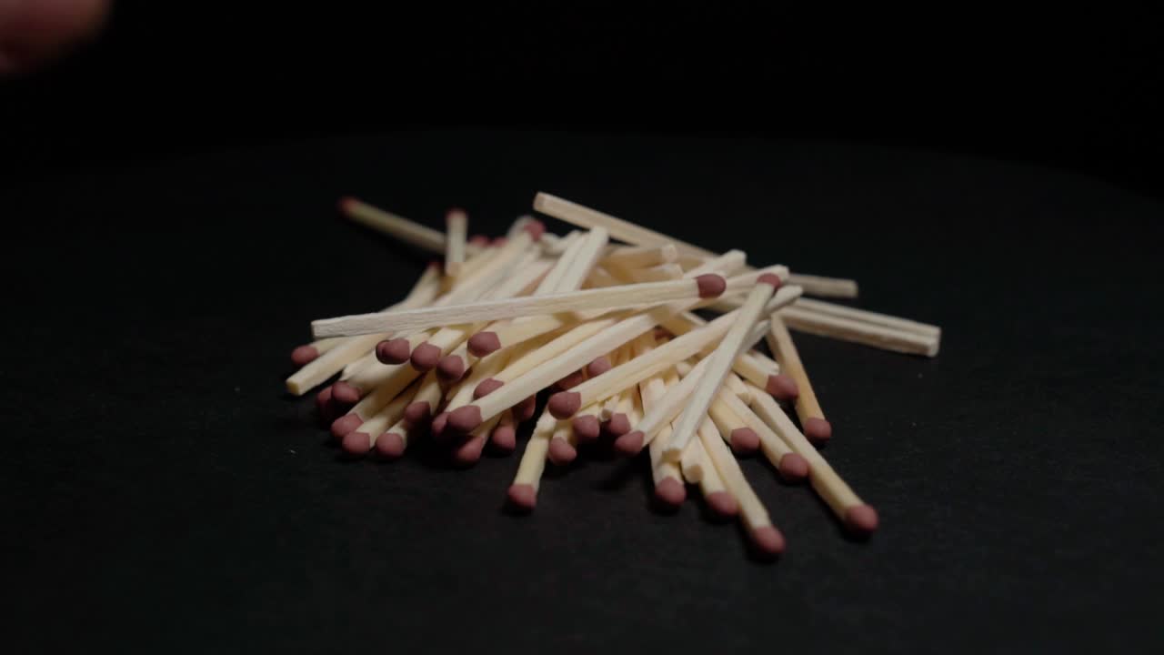 손은 검정색 배경, 근접 촬영 더미에서 성냥을 줍습니다