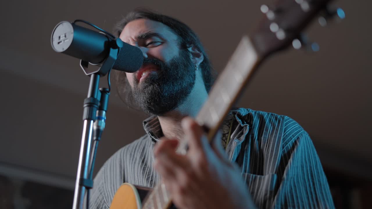 hombre tocando la guitarra acústica
