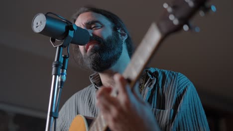 hombre tocando guitarra acustica