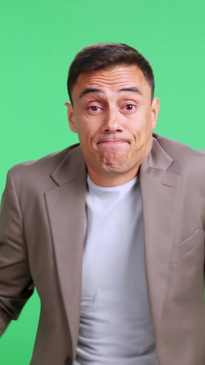 Uomo confuso che alza le spalle su green screen