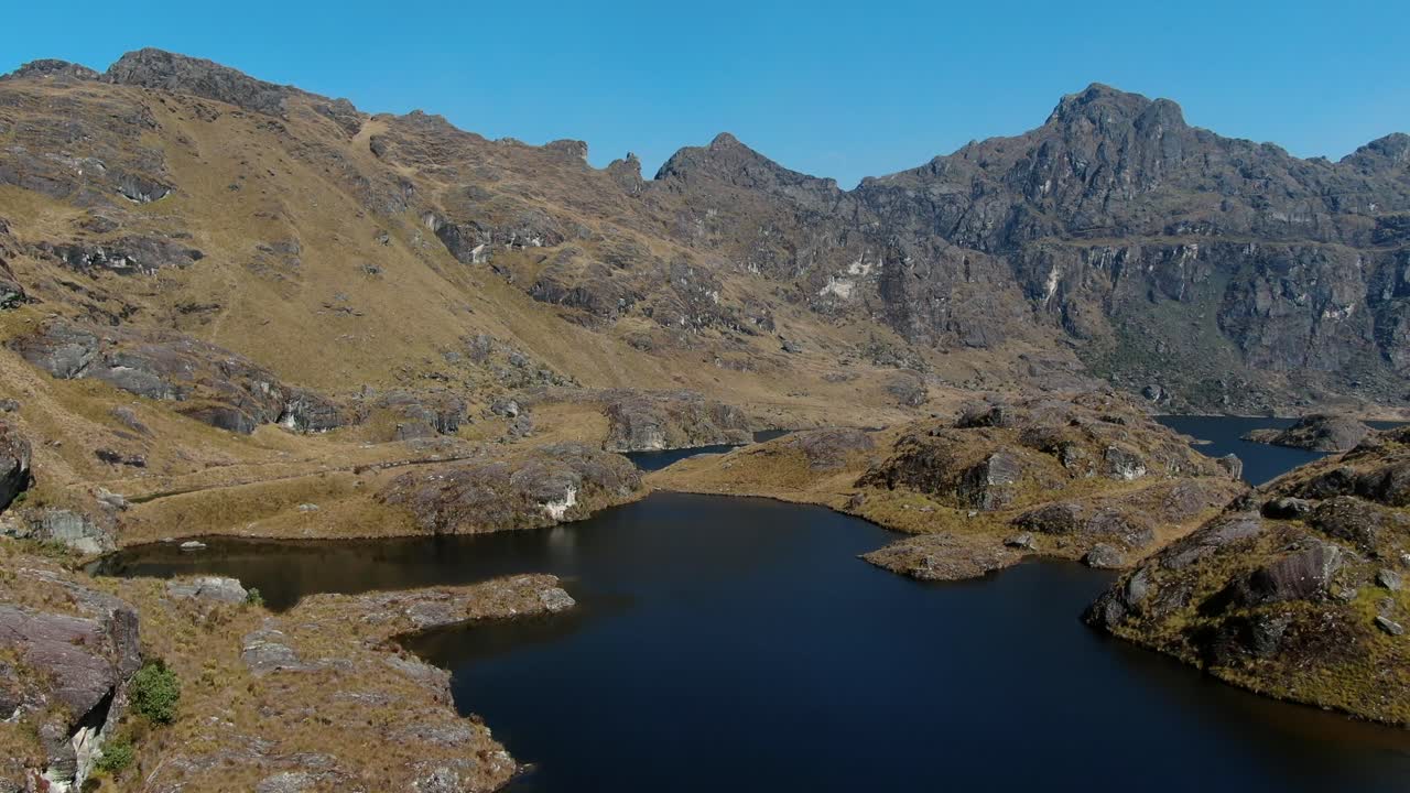 imágenes aéreas de drones de 4k sobre la quinta laguna de pichgacocha desde ambo, huanuco, perú en las montañas de los andes