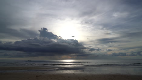 Tropischer-Strand-Mit-Bewölkter-Zeit