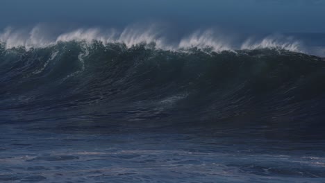 hermosas olas del océano en cámara lenta chocando y rompiendo en la orilla del mar en hawaii