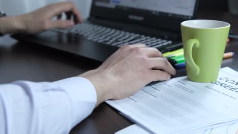 mesa de trabajo con café