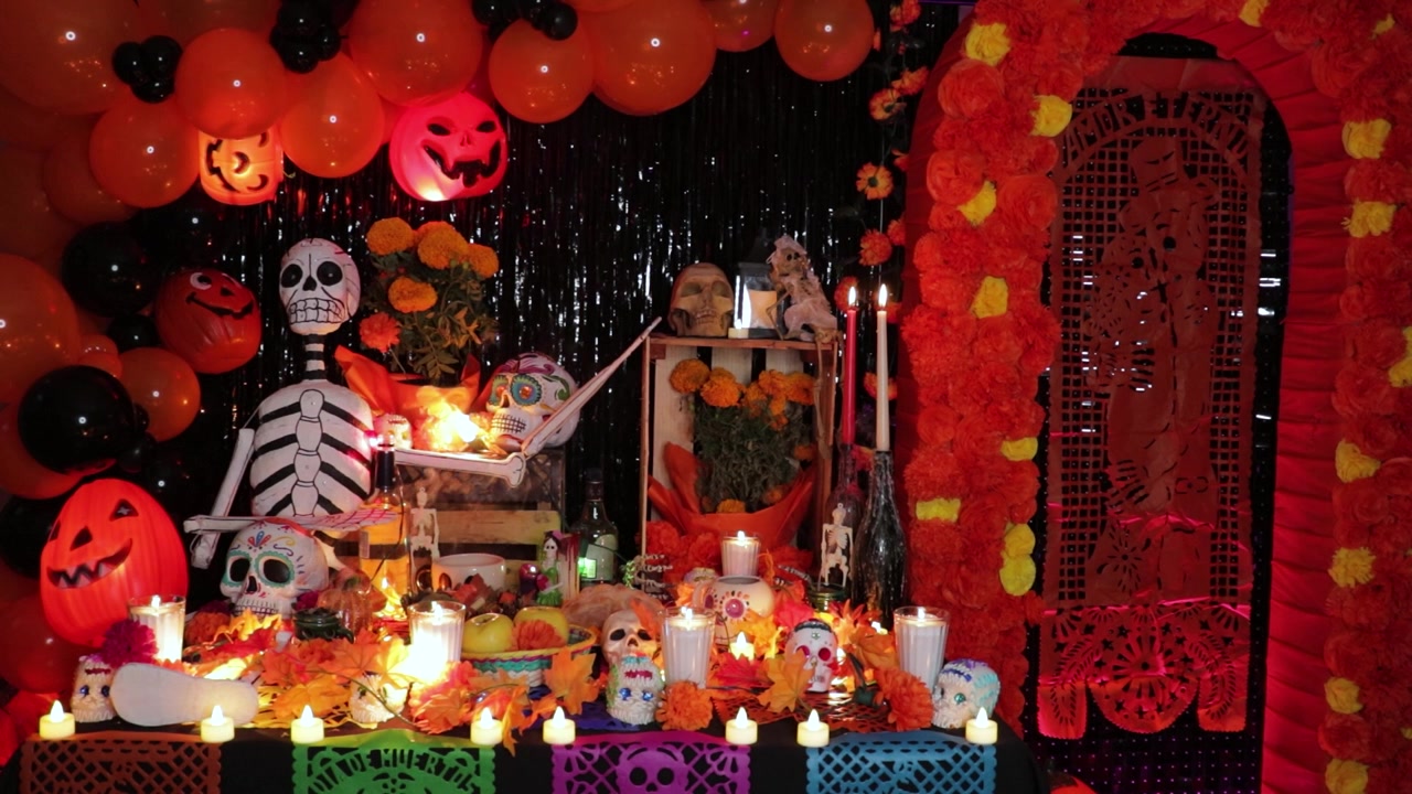 Altare del Dia de los Muertos con decorazioni di teschi, zucche e candele