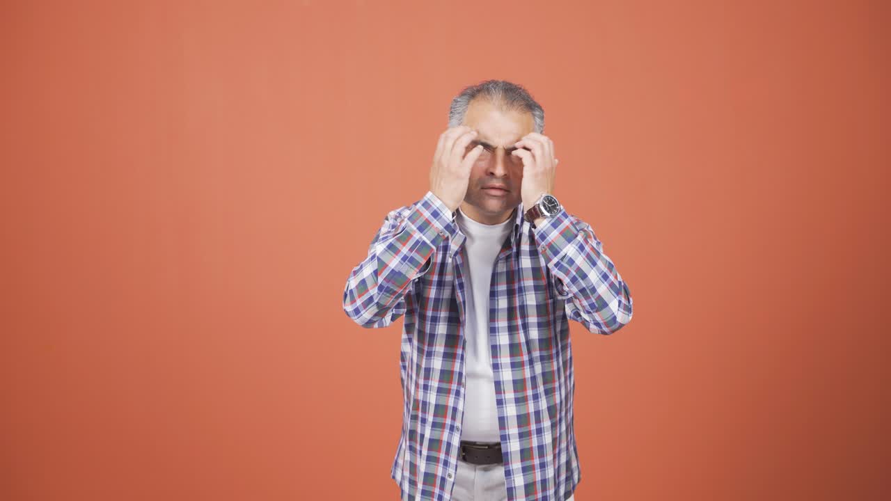 Uomo affascinante e carismatico