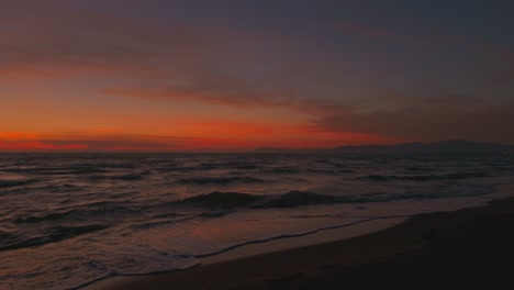 Orilla-De-La-Playa-De-Arena-Al-Atardecer