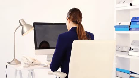 mujer de negocios que trabaja en la oficina