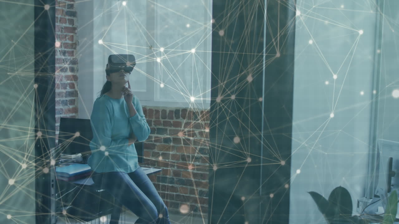 Animazione di reti di connessioni su donna d'affari con visore VR in ufficio