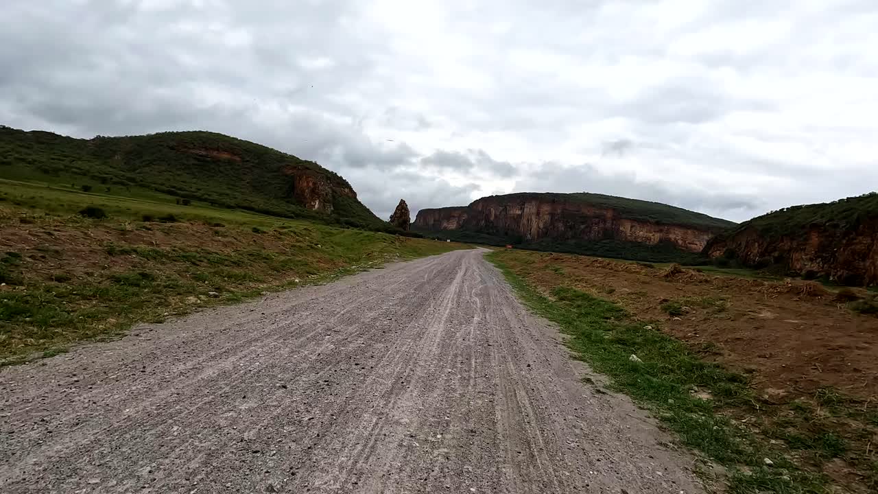 fpv montando bicicleta en la zona volcánica de longonot en el parque nacional hell's gate