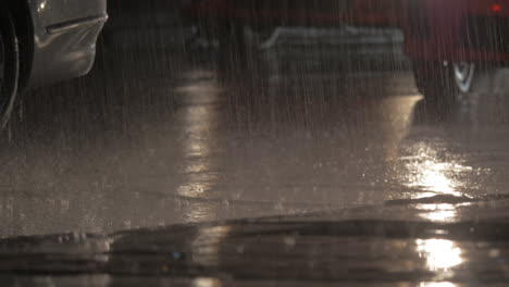 Coches-Conduciendo-Bajo-La-Lluvia-Por-La-Noche.