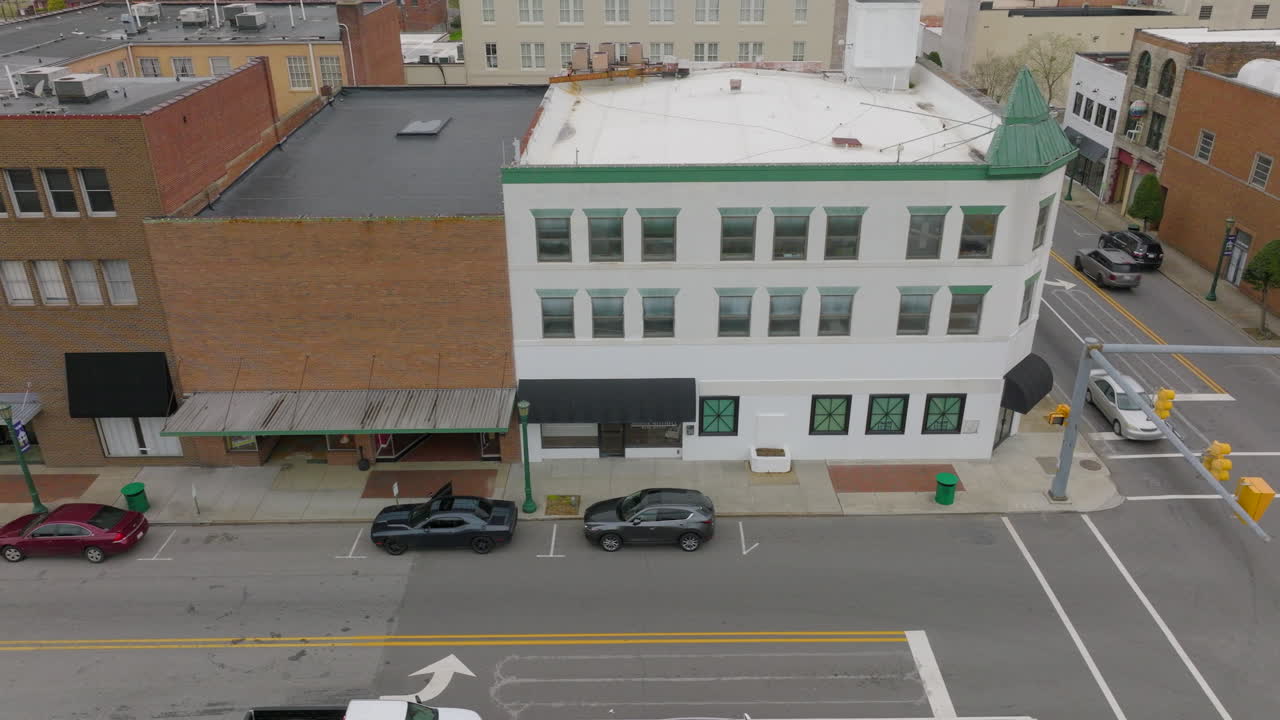 antena sobre la intersección en la calle principal en el centro de thomasville, carolina del norte