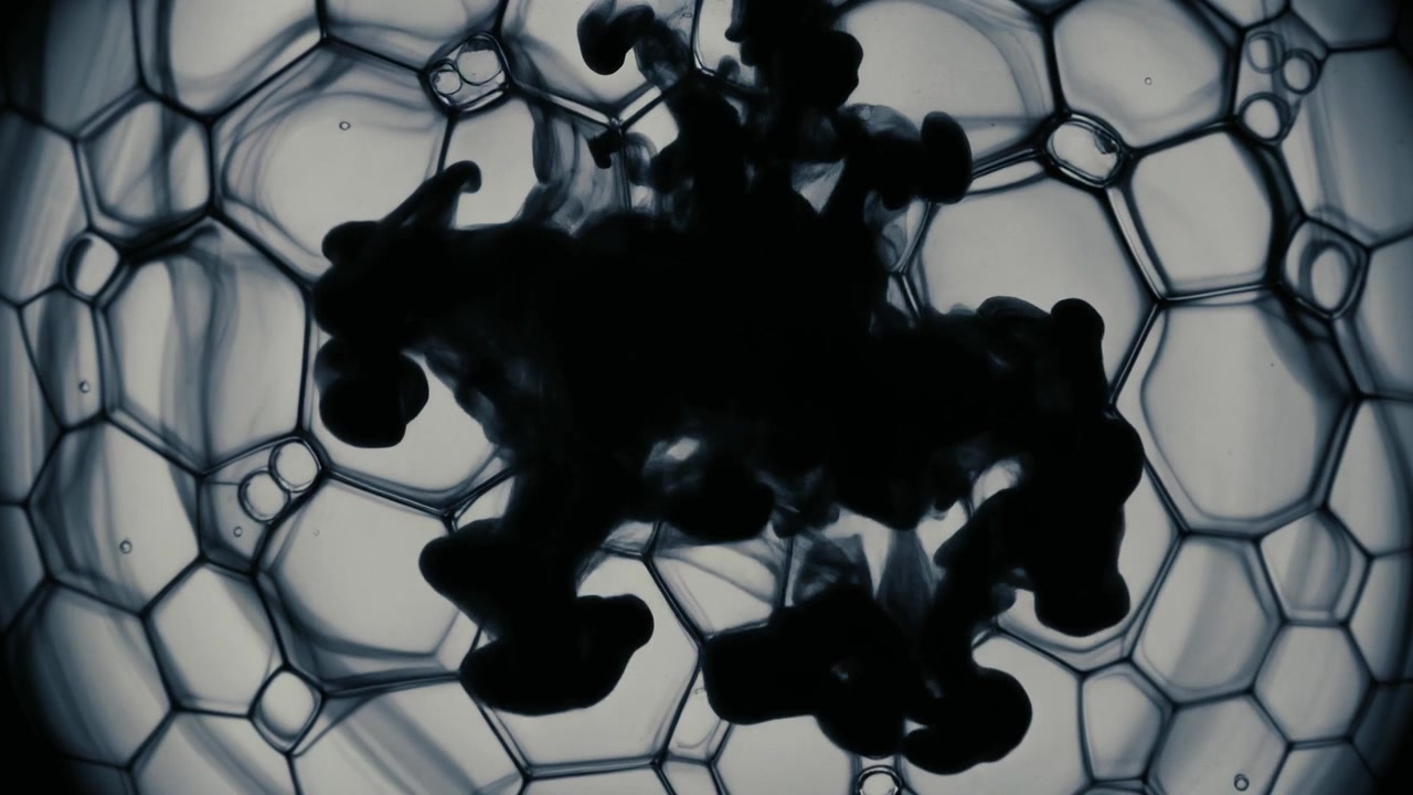 Inchiostro nero che si diffonde in una struttura di schiuma di bolle di sapone