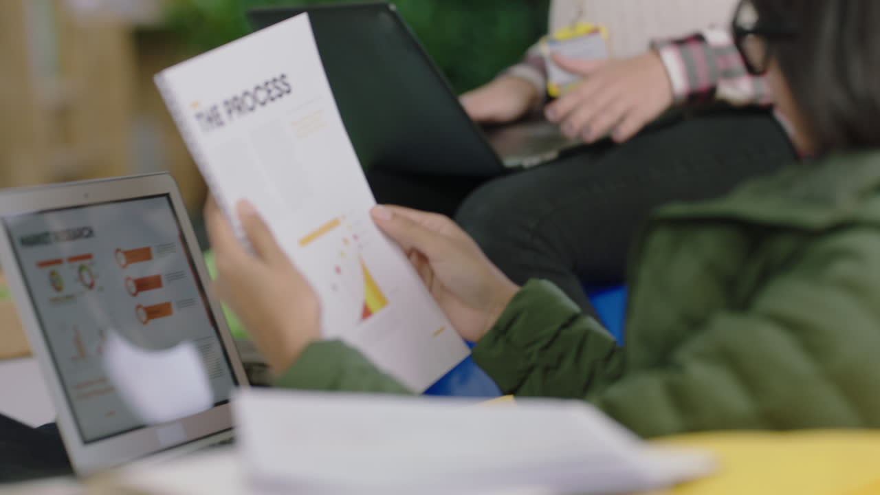 젊은 사업가들이 모여 브레인스토밍을 하고 임신한 팀 리더 여성이 팀워크 프로젝트를 논의하고 동료들과 문서를 공유하고 성공적인 스타트업 사무실에서 협력합니다.