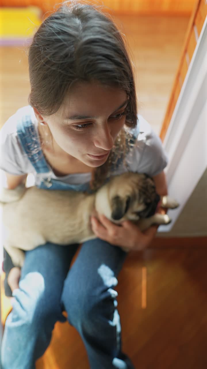 Mujer sosteniendo un pug en las escaleras