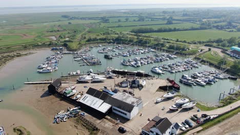 imágenes aéreas del puerto deportivo de tollesbury, essex, reino unido, 4k