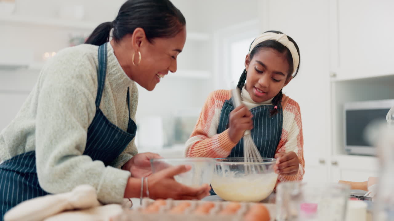Memasak, makanan, dan ibu dan anak perempuan di dapur