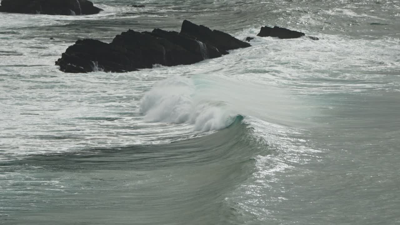 파도가 바위에 부딪히는 슬로우 모션