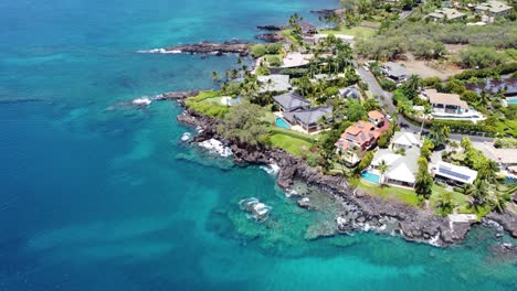 素晴らしい家と澄んだ青い水を持つマウイ島の海岸の概要