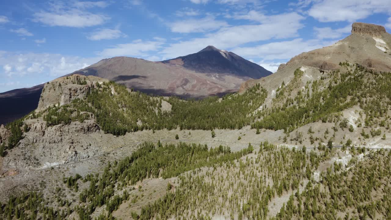 imágenes aéreas de volar hacia el teide durante un día soleado