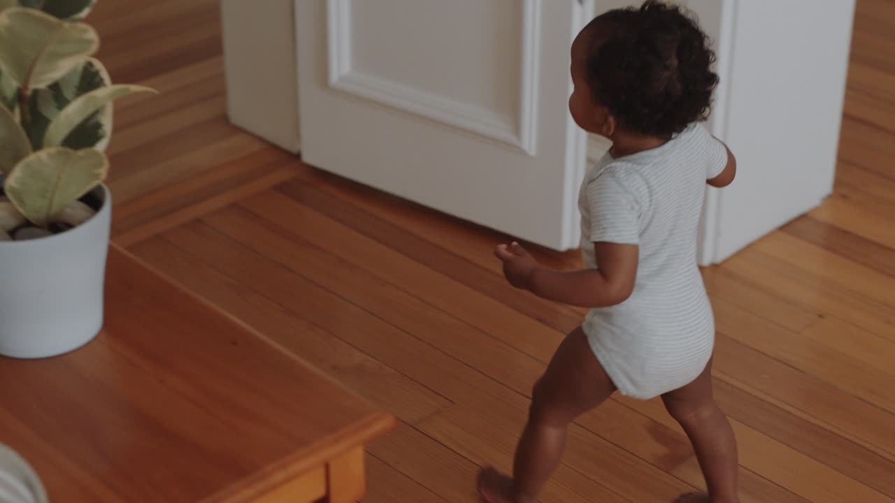 niña feliz aprendiendo a caminar niño explorando el hogar bebé curioso caminando por la casa disfrutando de la infancia