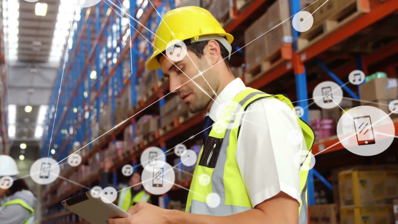 animación de una red de conexiones con iconos sobre un trabajador caucásico en un almacén