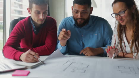 jóvenes arquitectos que trabajan en la oficina.