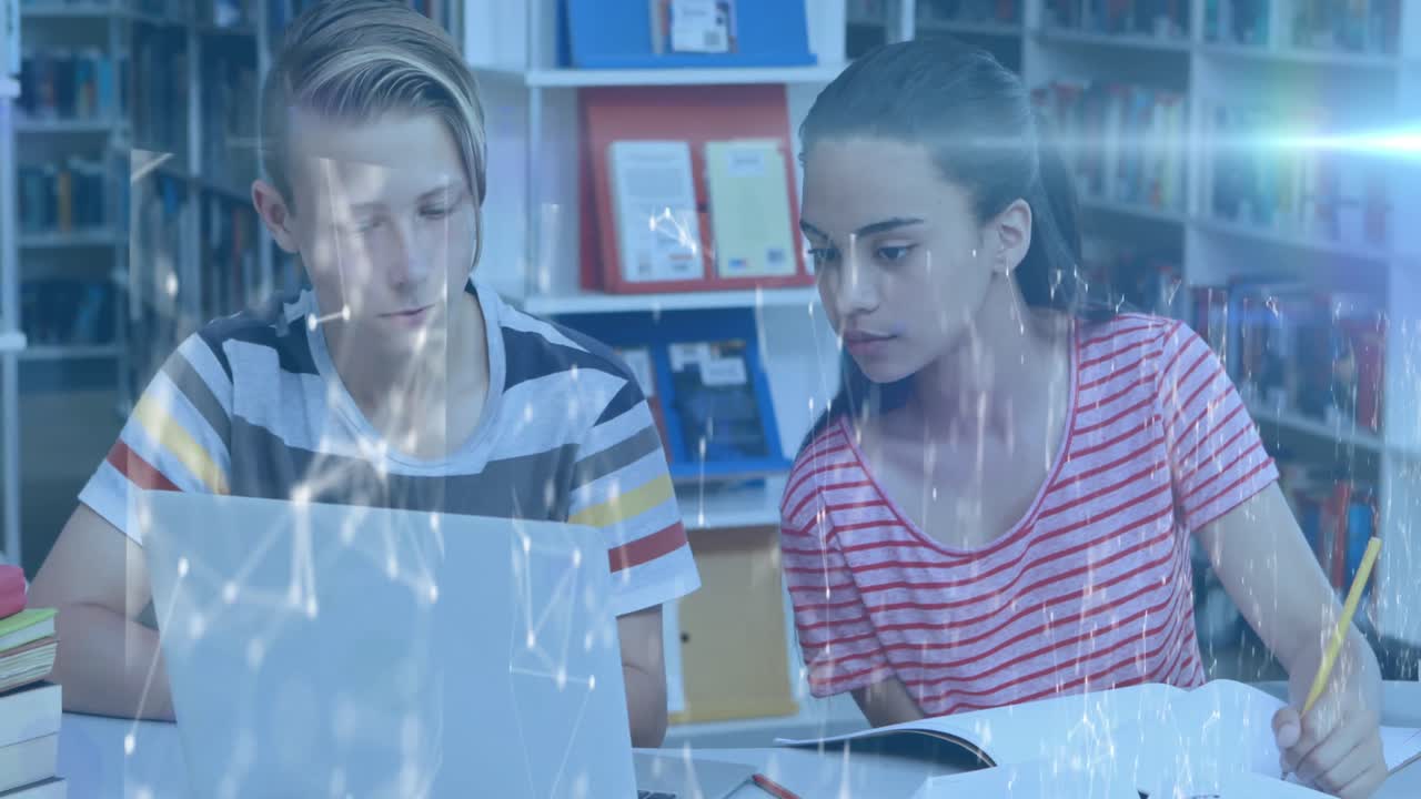 animación de luces sobre diversos estudiantes adolescentes varones y mujeres que usan computadoras portátiles en la escuela