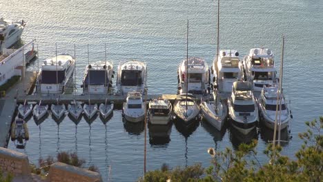 calpe spain el puerto deportivo con barcos de pesca de alquiler amarrados en la tarde del sol de invierno