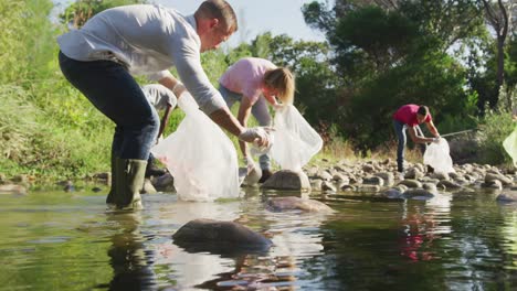 adultos voluntarios durante el día de limpieza del río