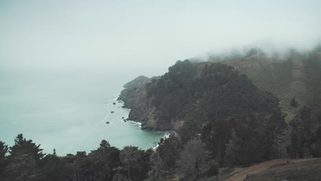 Toma-Amplia-De-Lapso-De-Tiempo-De-Niebla-Y-Olas-En-La-Costa-De-California