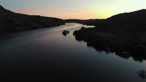 Während-Des-Sonnenuntergangs-Im-Nördlichen-Phoenix-Arizona-Die-Agua-Fria-Hinunterfliegen