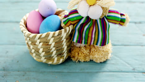 cesta con huevos de pascua y conejo de pascua de juguete