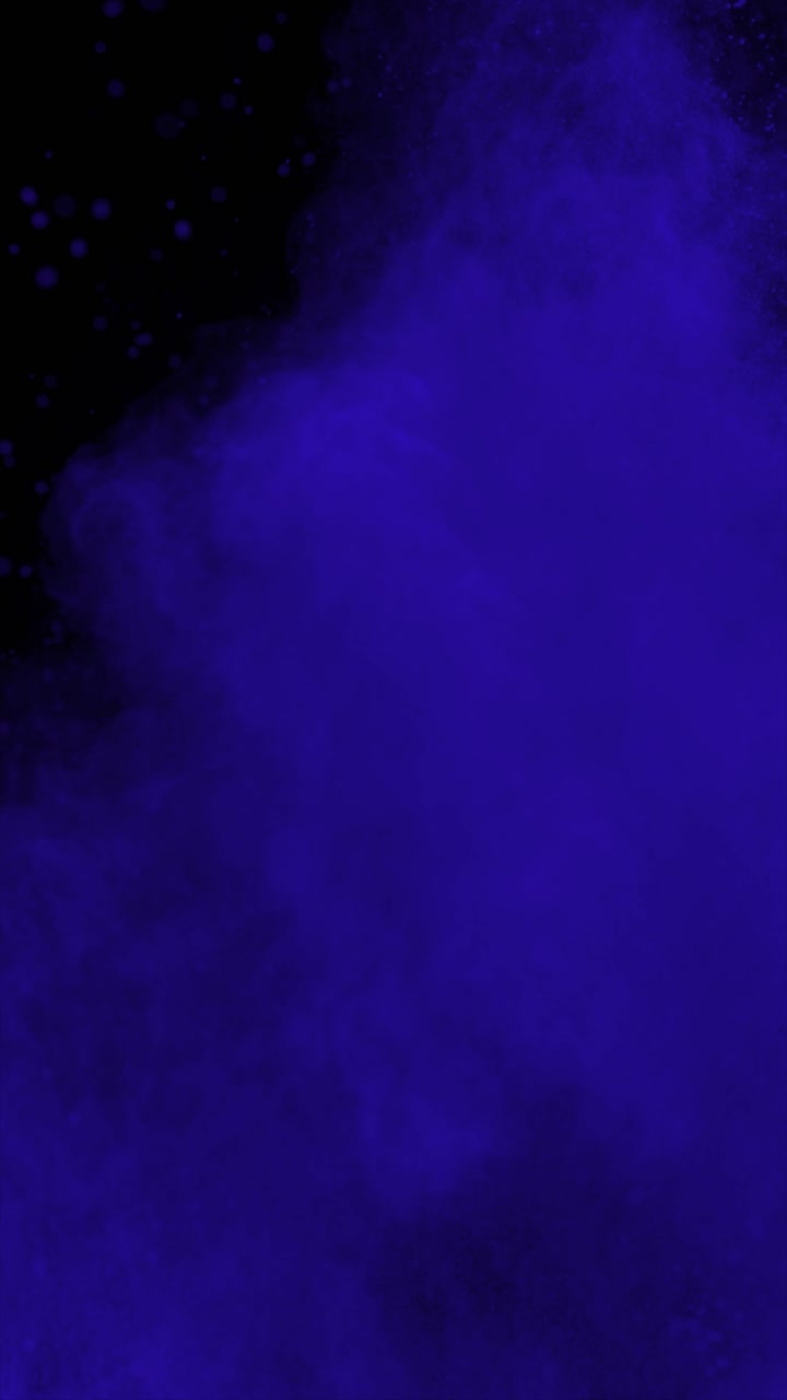 Video verticale 4K con polvere viola che esplode su sfondo nero