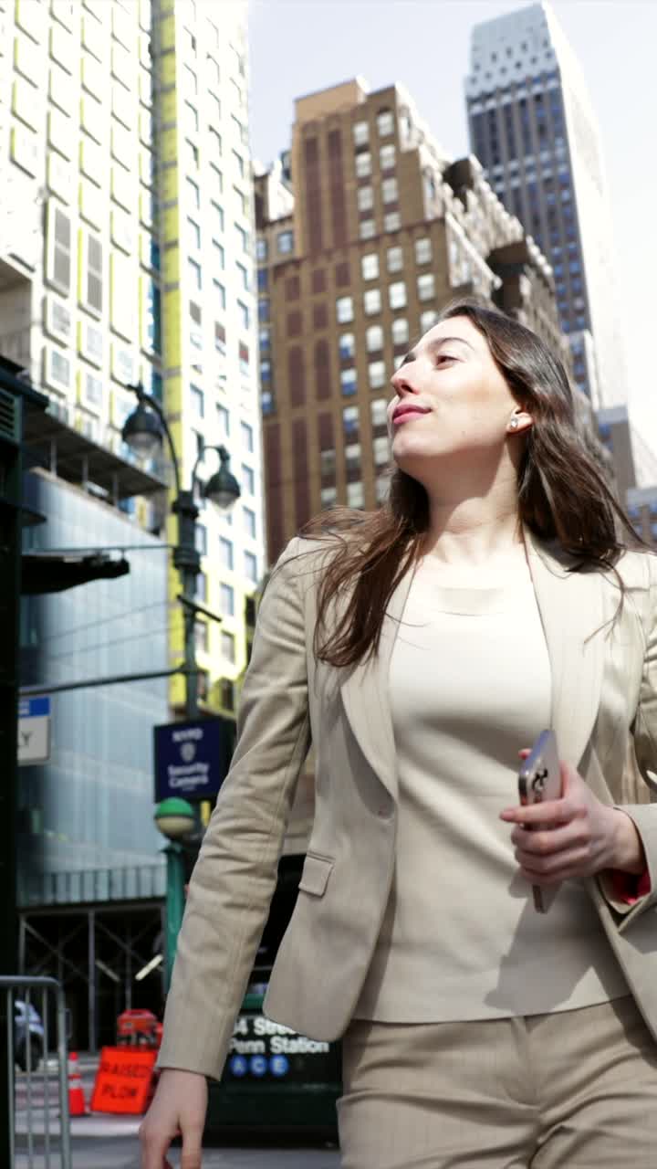Imprenditrice felice che parla allo smartphone per strada in città