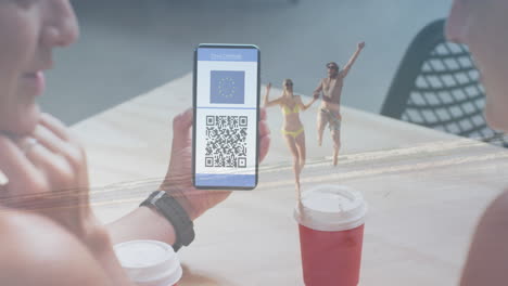 animación de una mujer con un teléfono inteligente con pasaporte de vacunación contra la covid-19 sobre personas en la playa