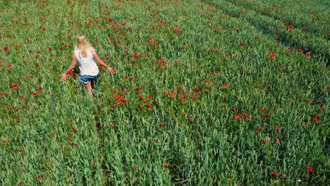 Joven-Rubia-Camina-Por-Un-Campo-De-Amapolas-Sintiéndose-Feliz