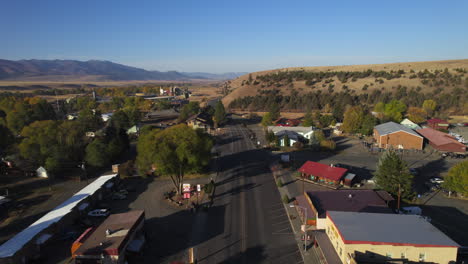 volando sobre la ciudad de la pradera en el este de oregon