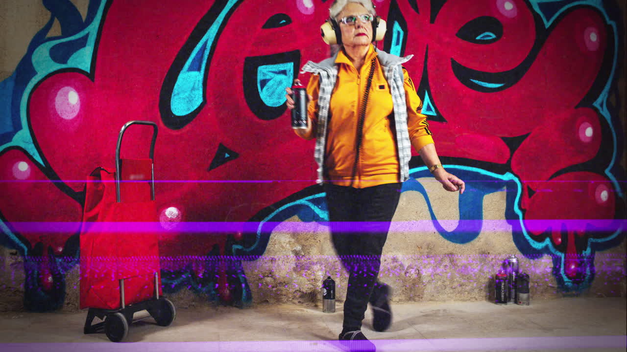 abuela rebelde artista de graffiti contra una pared urbana