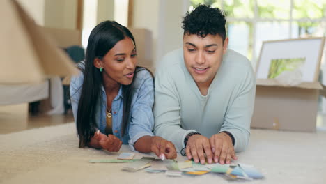 pareja, elección de color de pintura y casa nueva