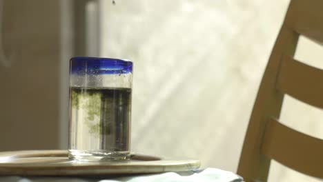 agua contaminada por gotitas de clorofila