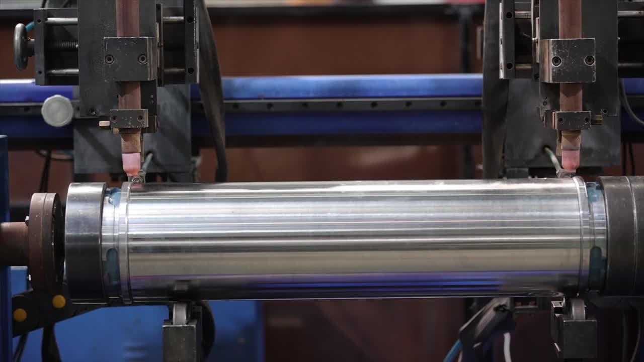 Industrielt automatiseret dobbeltsvejseanlæg præcise omkredssvejsninger på stålhydraulikcylinder