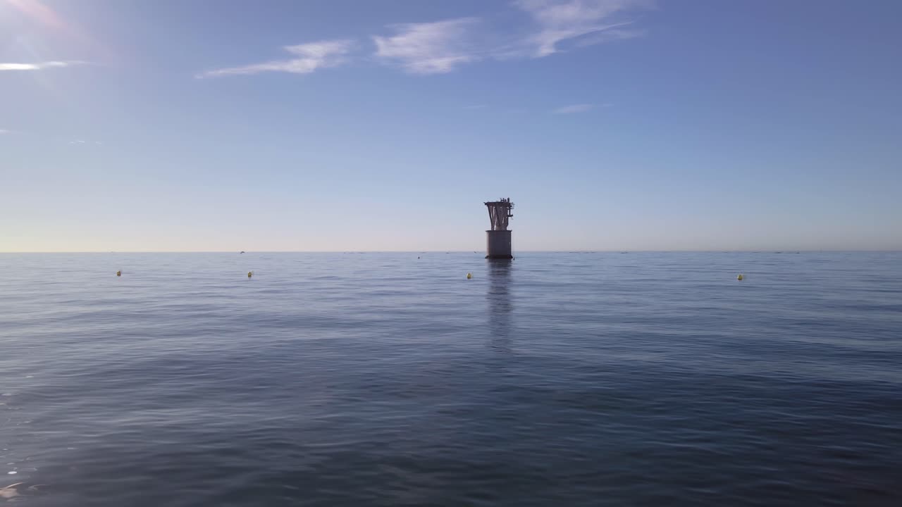 bucle cinematográfico de la torre superior en el océano